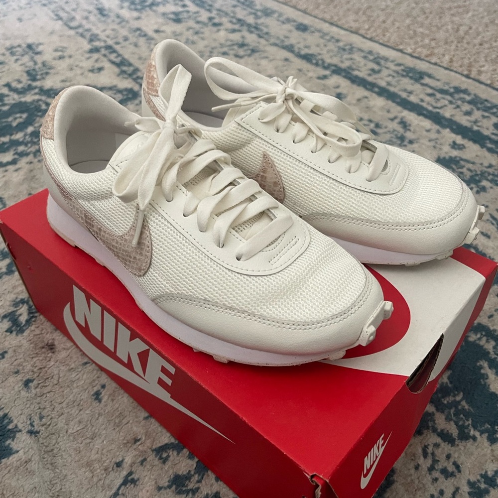 Nike daybreak womens size 6